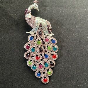 Peacock brooch,! Tons of Sparkle !